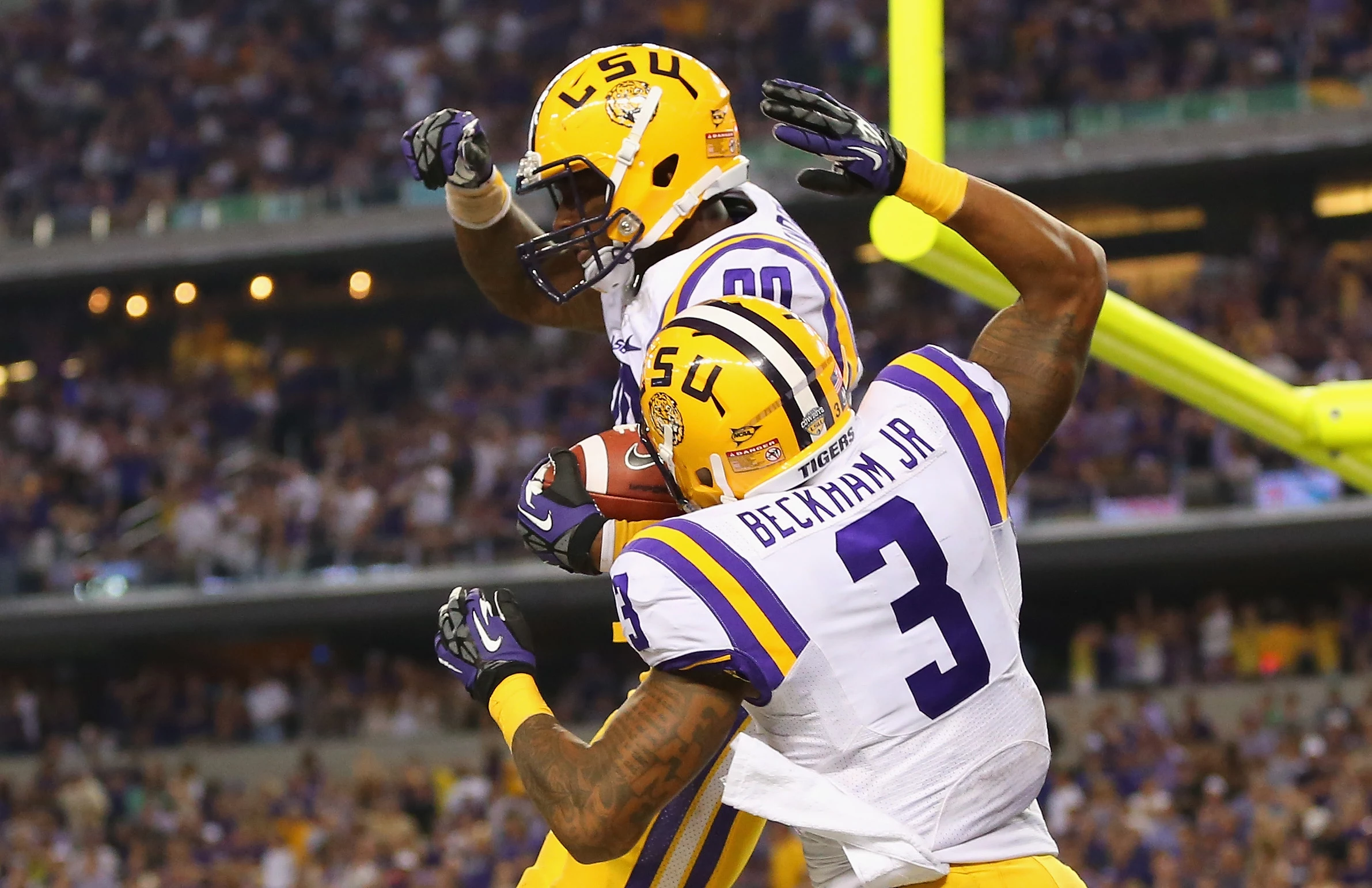 Odell Beckham Jr. Seen Allegedly Handing Out Hundred Dollar Bills