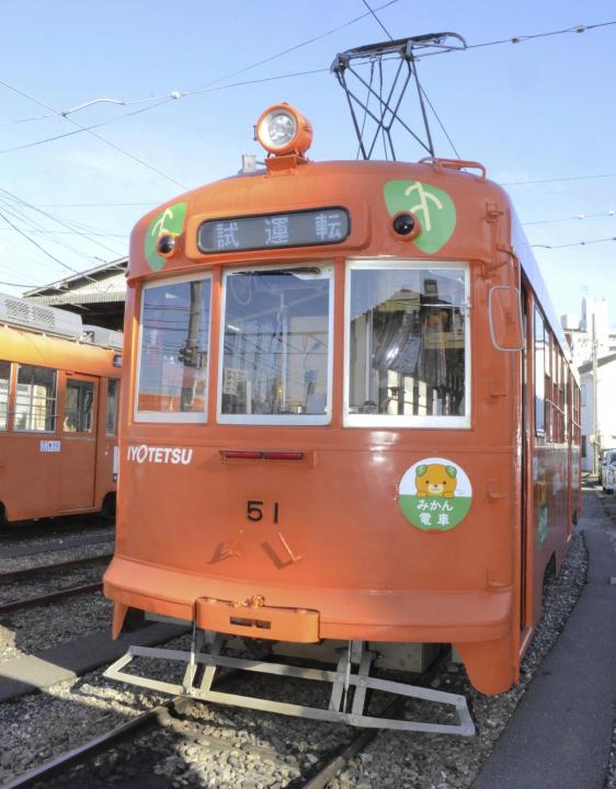 みかん電車が期間限定仕様に つり革などに「みきゃん」｜愛媛新聞ONLINE