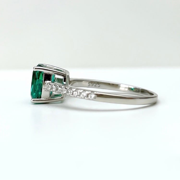 2.5カラット 人工エメラルド グリーン キラキラ ゴージャス