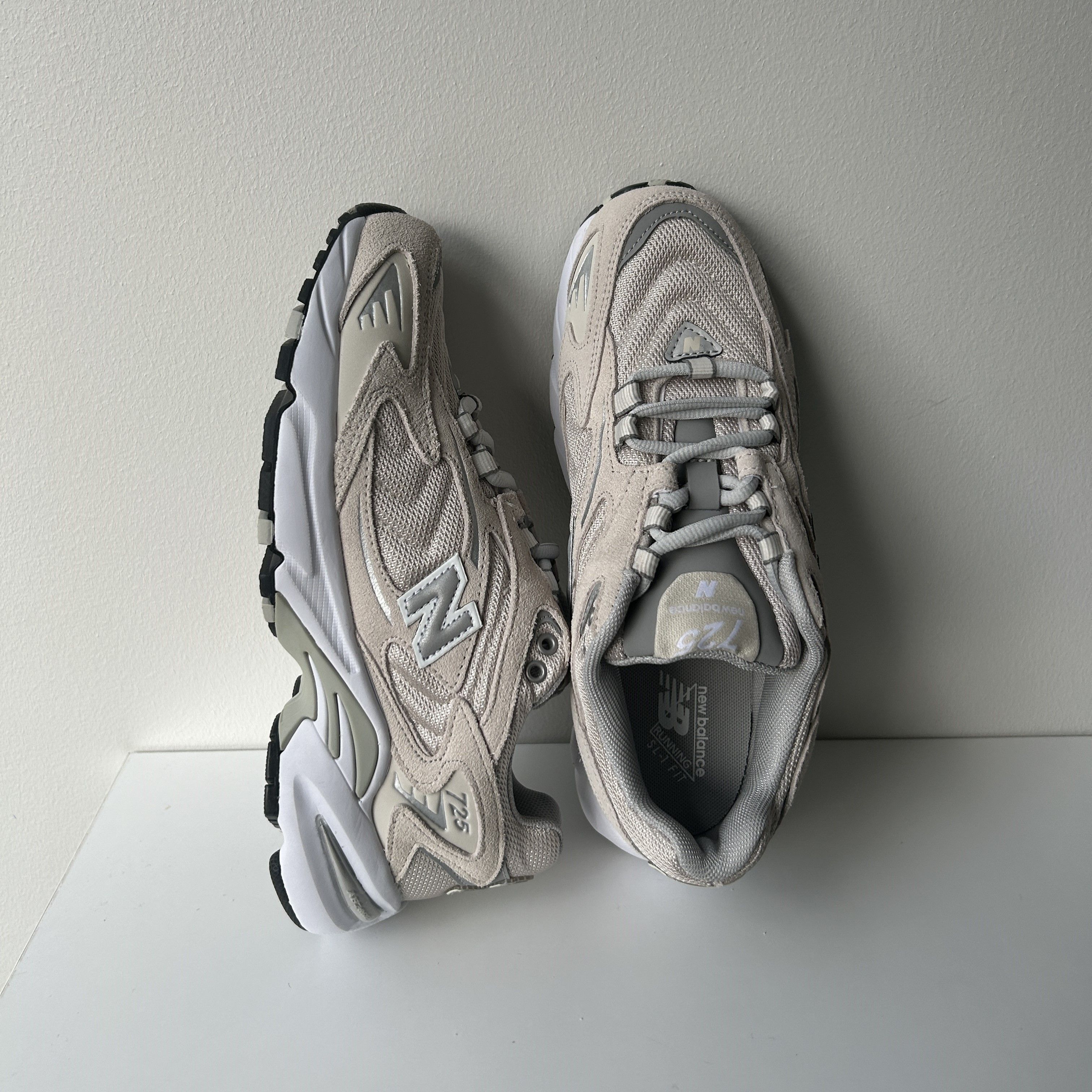 New Balance（ニューバランス)】きれいめスタイルに馴染む「725」をご