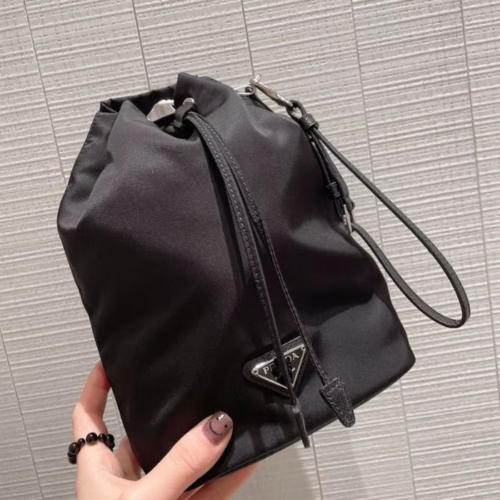 ☆Prada プラダ☆Re-Nylon 巾着 ポーチ ブラック (PRADA/ショルダー