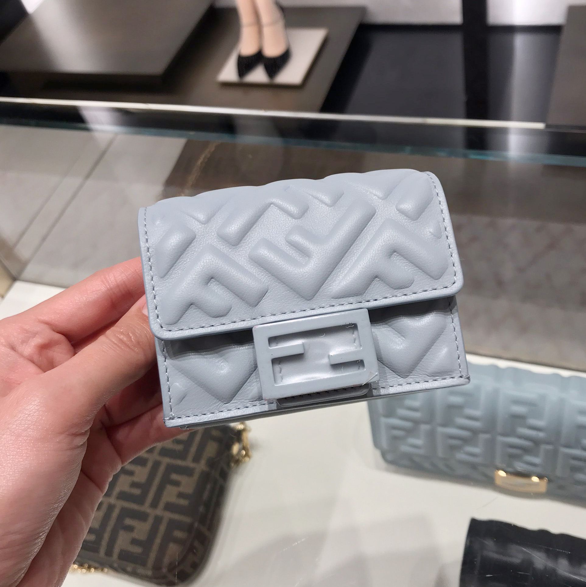 可愛い♡】☆FENDI☆ バゲット マイクロ 三つ折り財布 (FENDI