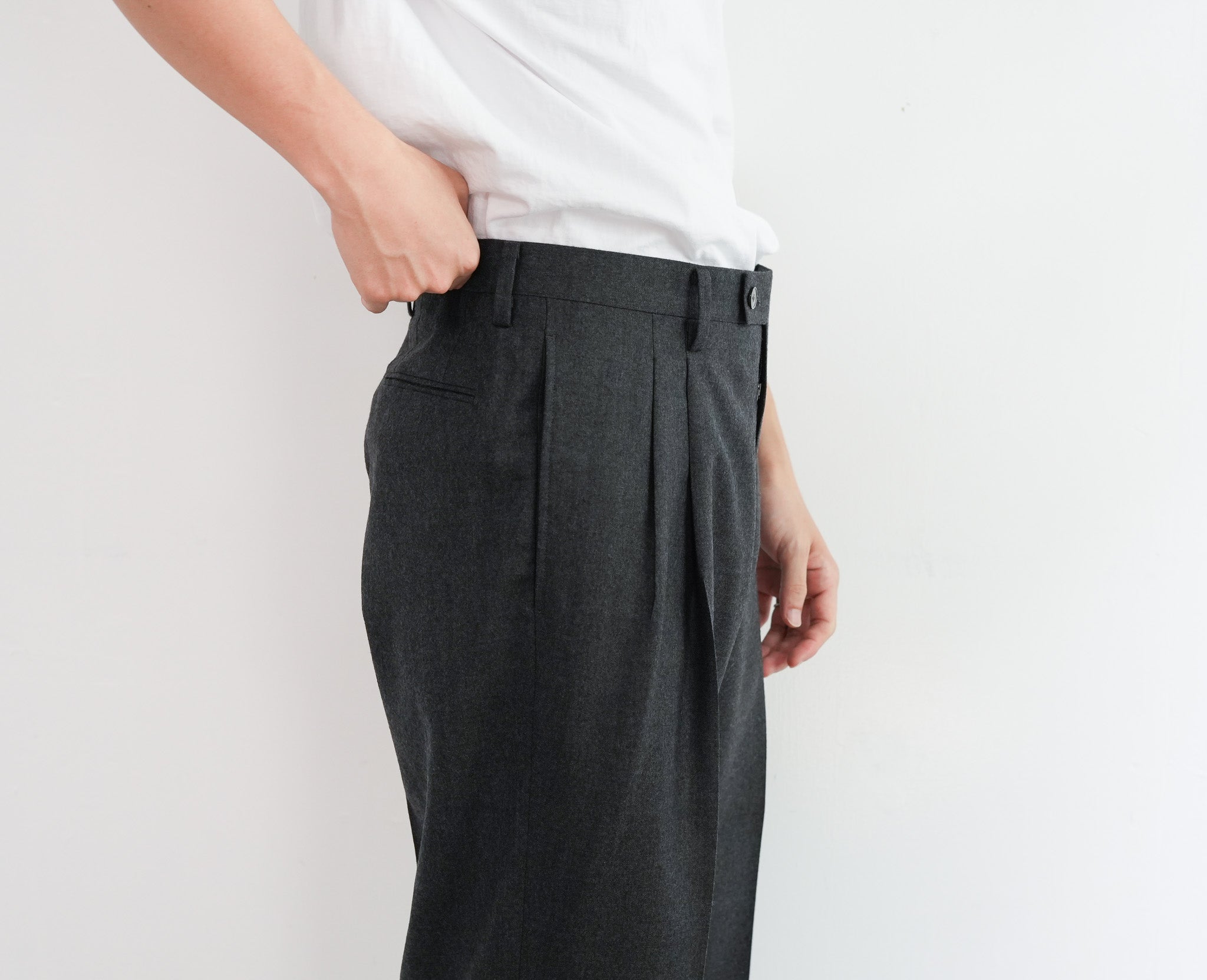 AURALEE SUPER LIGHT WOOL TWO-TUCK SLACKS – Chum!