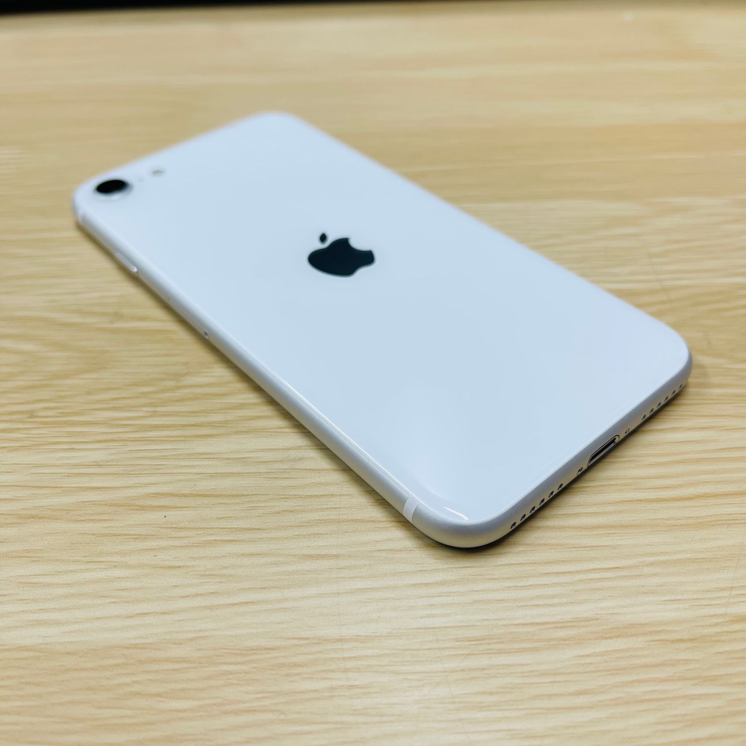 ムスビー｜[AT Shop Otsuka]美品 iphone SE2 128GB SIMフリ－6752