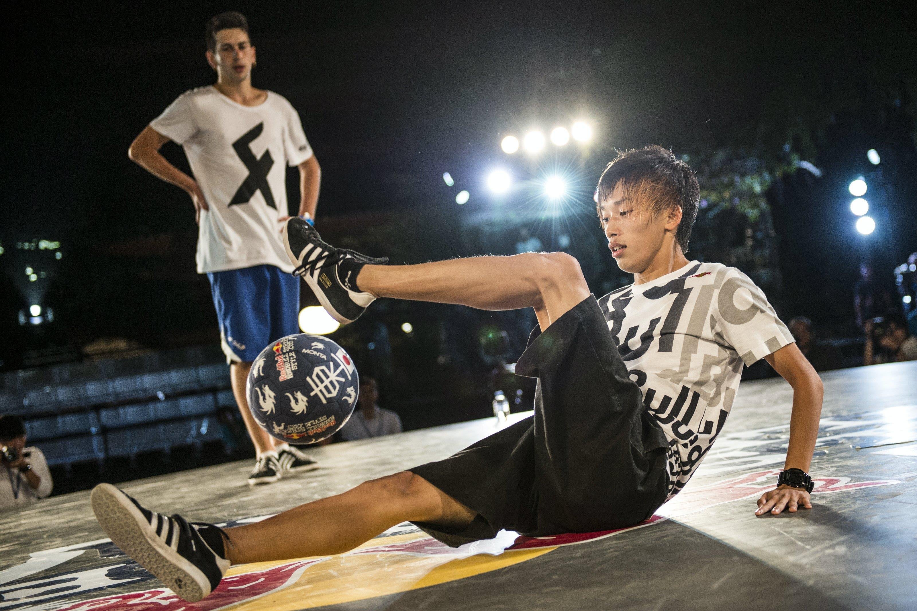 Red Bull Street Style 9日朝5時生放送】 世界最高峰の「足技」を