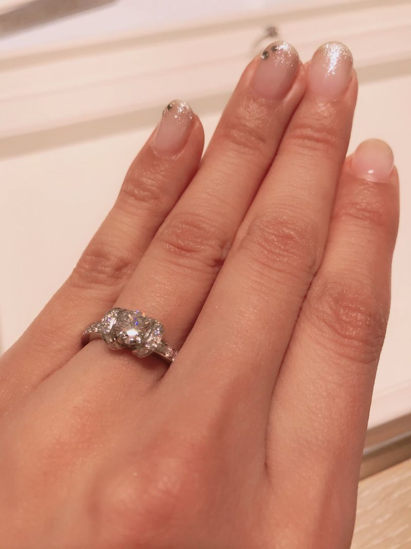 ティファニーの代表作、リボンリングです。横から見るとダイヤが浮き上