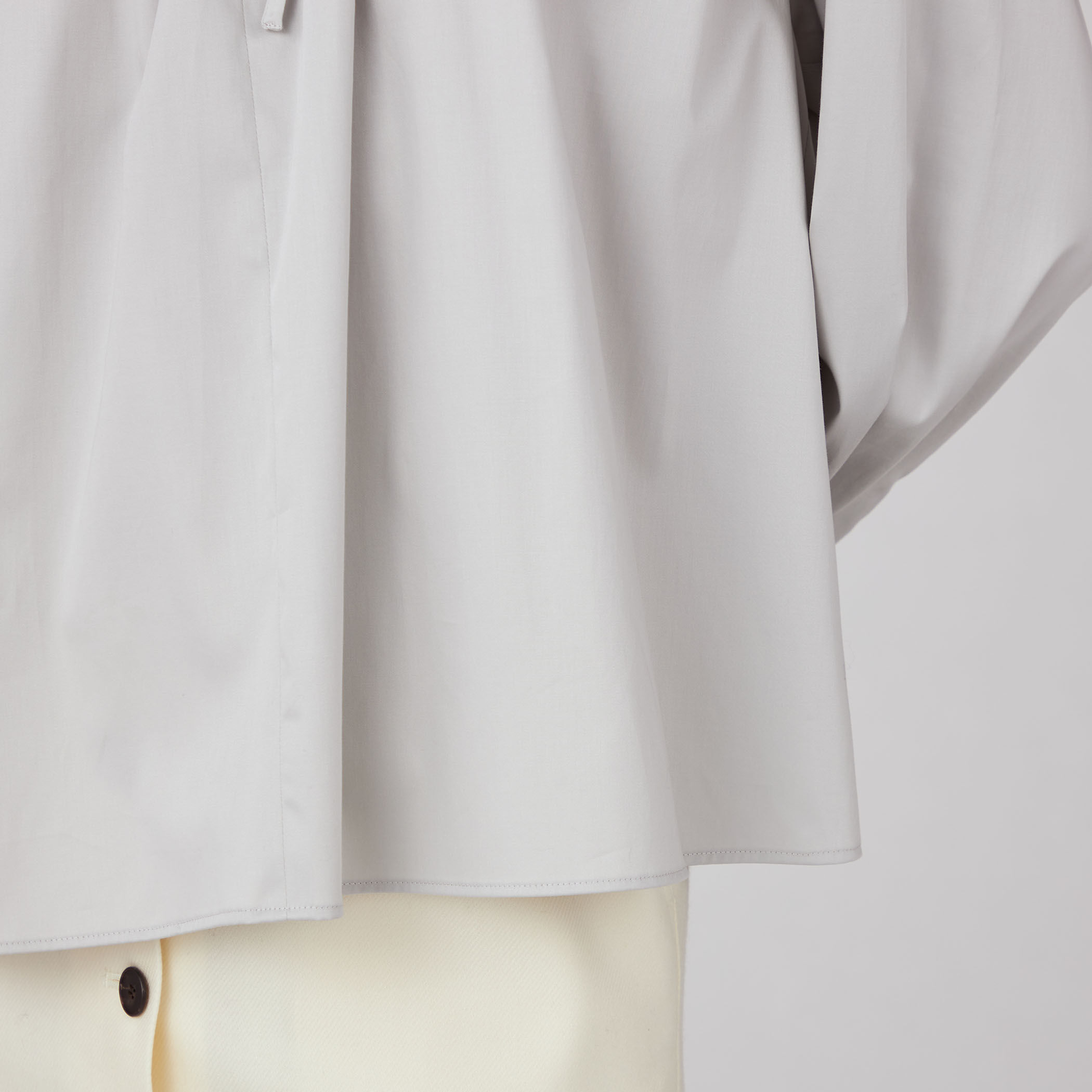 ハイカウントサテン ネックフリルブラウス｜トゥモローランド 公式通販