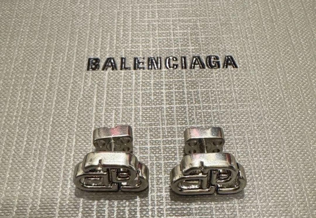 BALENCIAGA シルバー ロゴ 片耳のみ BALENCIAGA シルバー ロゴ 片耳のみ