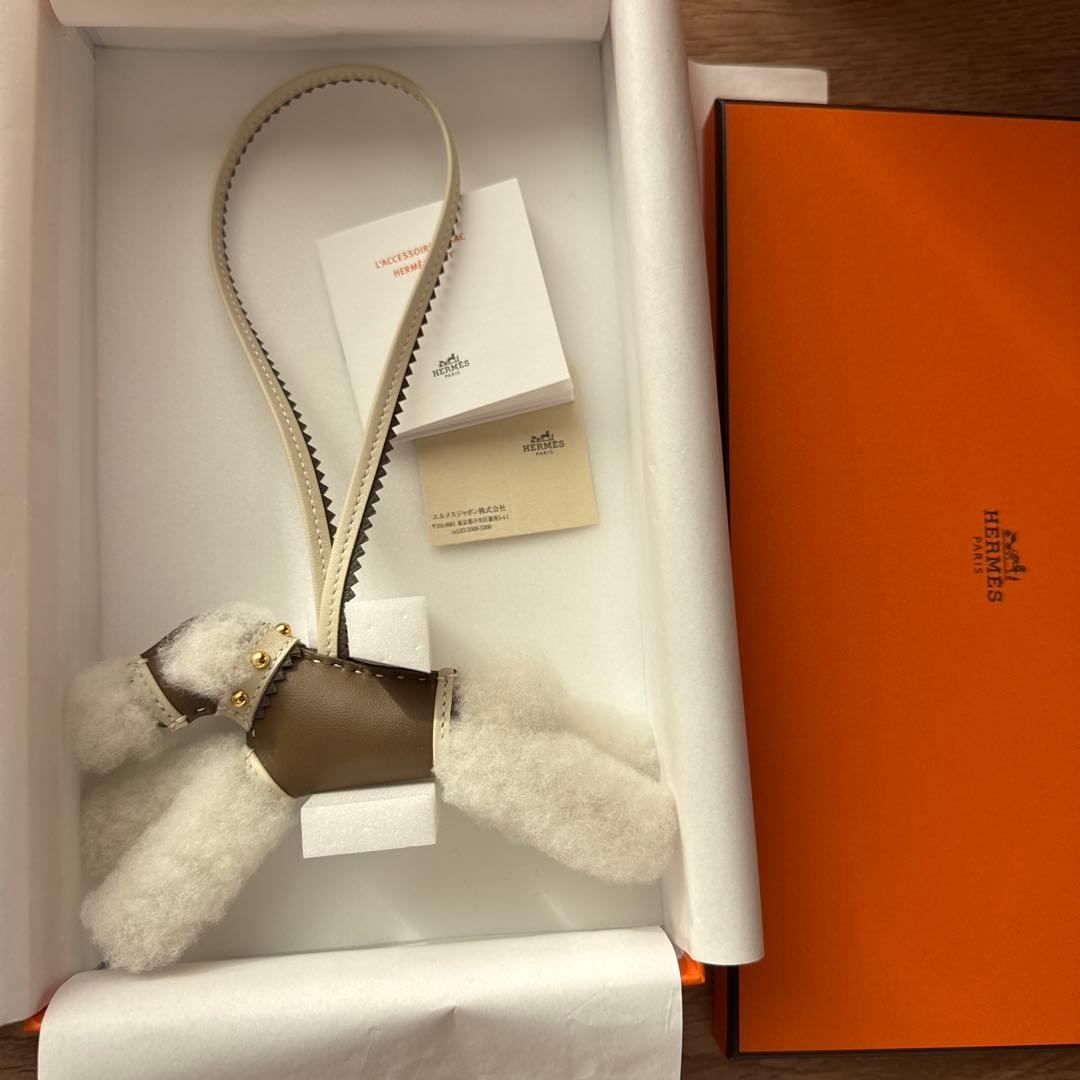 新品未使用HERMES バディ　チャーム　エピック　スタッズ首輪付き　エトゥープ ふわふわ×クールなスタッズ首輪！｜HERMES｜バディ チャーム (HERMES
