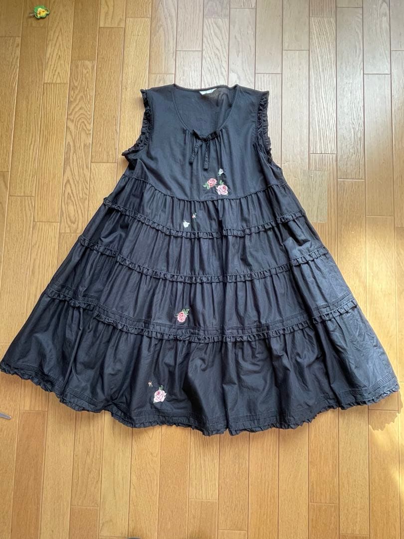 黒のフリル付きノースリーブミニワンピース Myurina ノースリーブフリルワンピース ミニワンピース Aライン