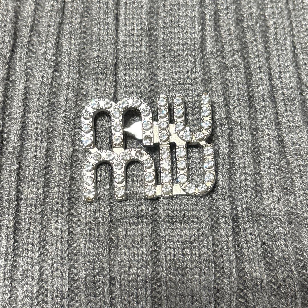 新品　MIU MIU クリスタルロゴブローチ miu miu（ミュウミュウ） ブローチ 5JS116 2DNC レディース ピン