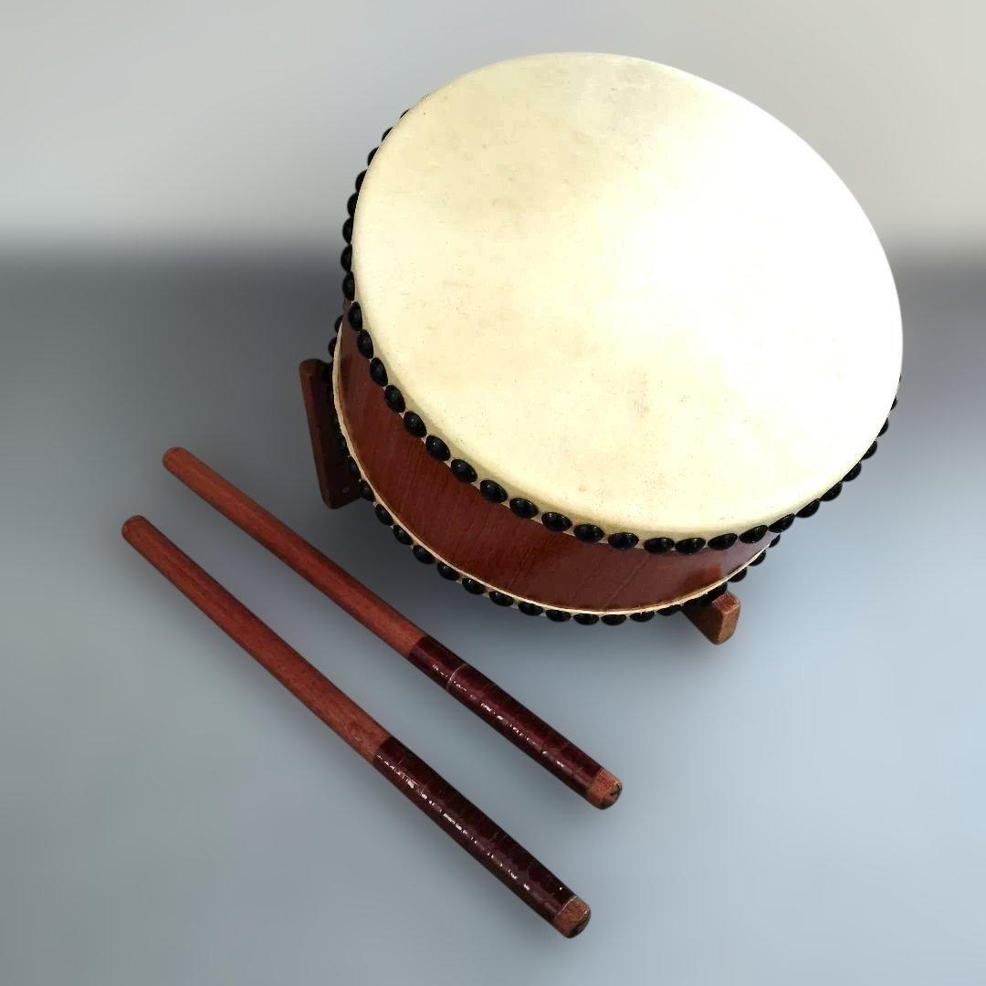 和太鼓　平太鼓　バチ・台付きセット　φ27cm 中サイズ　太鼓達人 楽天市場】座敷用締め太鼓セット 水牛皮 直径35cm×高さ15cm太鼓台