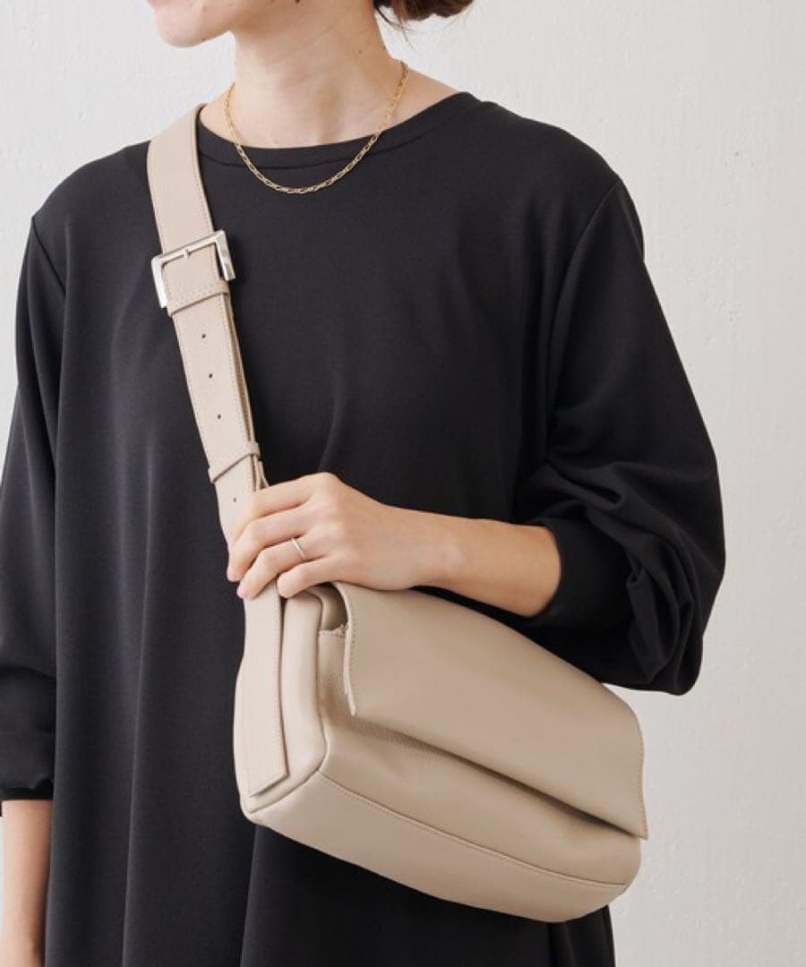 ビアズリー　レザーボディバッグ　ベージュ BEARDSLEY（ビアズリー）の「レザーボディバッグ（ショルダーバッグ