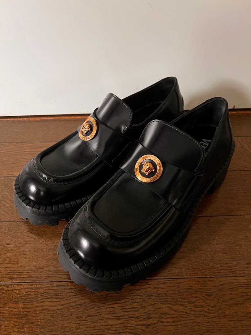 VERSACE ブラック ローファー ゴールドメダリオン　25cm Medusa '95 Croc-Effect Loafers Black,Gold | VERSACE US