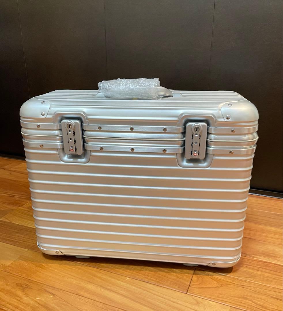 リモワ　パイロット　2輪　未使用 日本で唯一のリモワRIMOWAのスーツケース専門店です。東京都世田谷区に