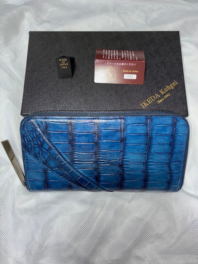 池田工芸最強の勝ち色“藍染めクロコダイル2頭仕立て極上の濃淡を味わう「守護財布」 池田工芸】最強の勝ち色“藍染めクロコダイル”2頭仕立て。極上の濃淡を