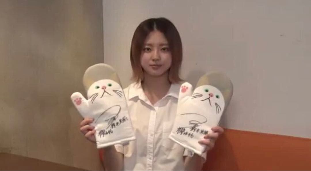 欅坂46 鈴本美愉 直筆サイン入りミトン 欅坂46“即日卒業”の鈴本美愉が4ヶ月ぶりブログで胸中「中途半端が許せ