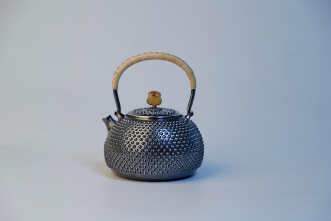 純銀製 玉霰打出 琥珀摘蓋 藤手 あられ湯沸 銀瓶 煎茶道具 純銀製 玉霰打出 琥珀摘蓋 藤手 あられ湯沸 銀瓶 煎茶