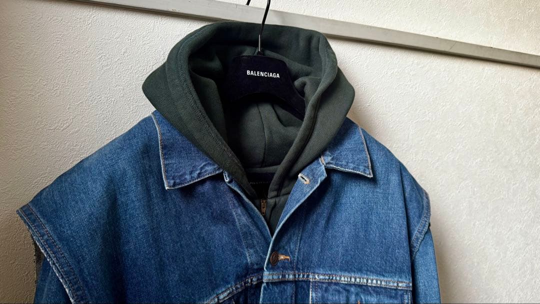 BALENCIAGA デニムジャケット グリーンフード付き 3012007973482058_01_6309.jpeg
