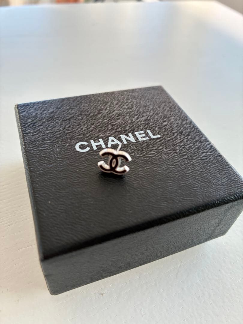 CHANEL シルバー ロゴピアス （片耳のみ）の通販はau PAY マーケット